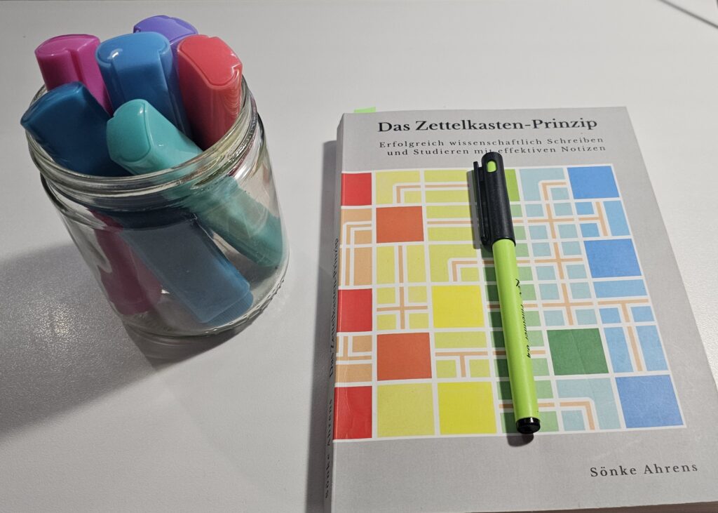 Stifte und Buch Zettelkasten-Prinzip